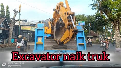 Wow ‼️ Excavator Naik Truk Tronton Youtube