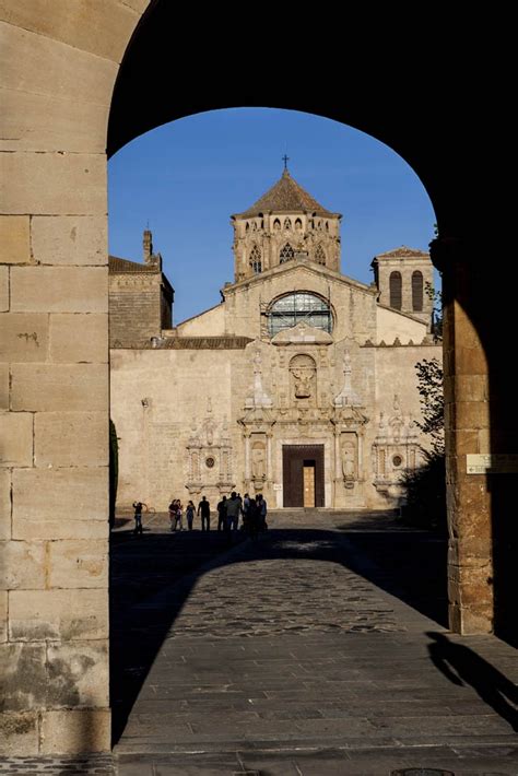 A través de larc de la Porta Daurada es pot veure lentrada barroca de