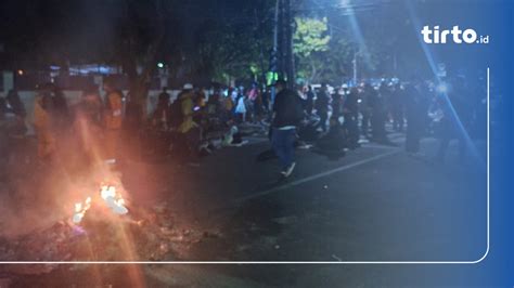 Jelang Pengumuman Pemilu Massa Sempat Bakar Ban Di Depan Kpu