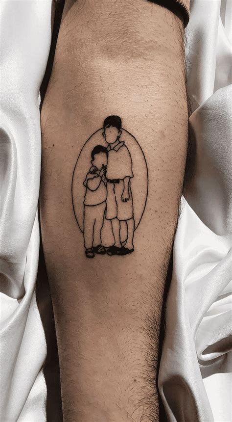 a man with a tattoo on his leg has a drawing of two people in the shape of a circle