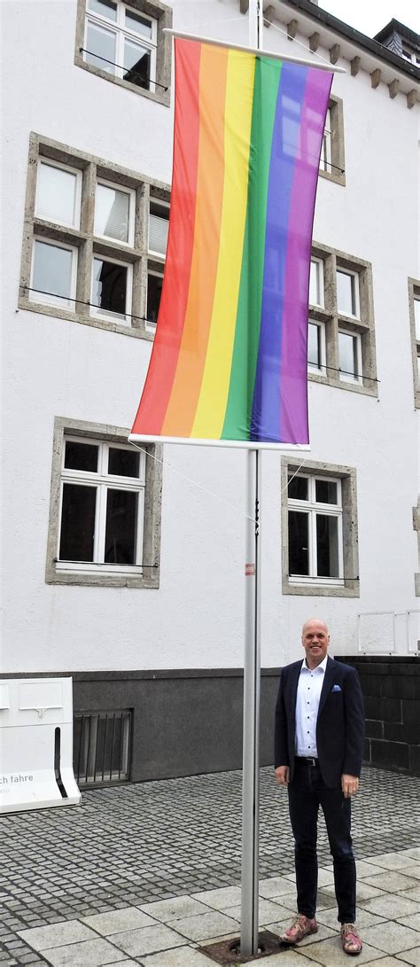 Verwaltung Zeigt Flagge Am Internationalen Tag Gegen Homophobie