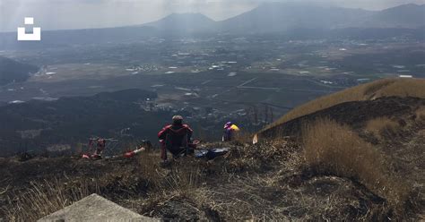 People sitting on rock mountain during daytime photo – Free Grey Image on Unsplash