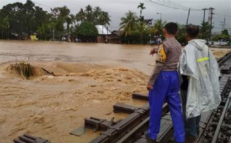 Banjir Dan Tanah Longsor Di Kota Padang Lebih Dari Rumah Terendam