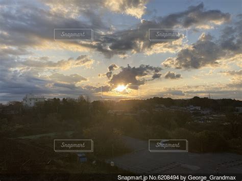 雲の隙間から差し込む夕日の写真・画像素材 6208494 Snapmart（スナップマート）