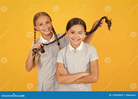 Petites Filles Jouant Avec Des Tresses Mignons Belles Coli Res Une