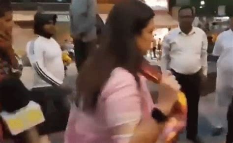 Union Minister Meenakshi Lekhi Runs Away From Questions On Wrestler S