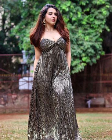 Roshni Walia Hot Pics In Black Dress