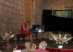 La pianista Judith Jáuregui llenó el claustro de la parroquia con su