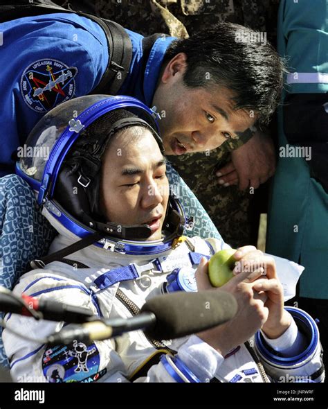 ARKALYK Kasachstan japanische Astronaut Soichi Noguchi hält einen