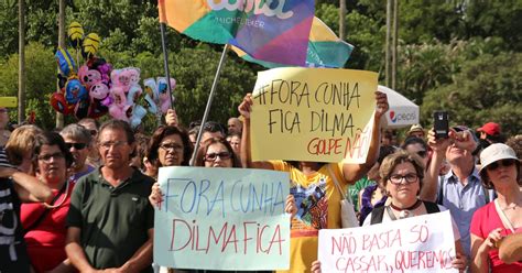 G1 Grupo faz ato pró Dilma e contra Cunha e impeachment no RS