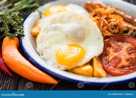 Typial Fr Hst Ck Mit Eiern Tomate Zwiebelringen Und Wurst Auf Platte