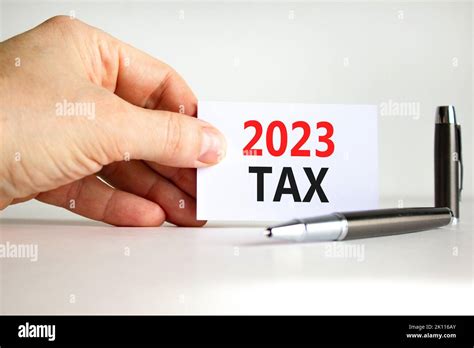 2023 Symbole Taxe Nouvel An Livre Blanc Avec Les Mots 2023 Taxe Main