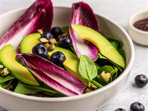 Red chicory salad with blueberry dressing - Karinokada