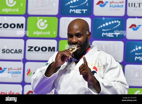 Teddy Riner en France pose avec la médaille d or après avoir remporté