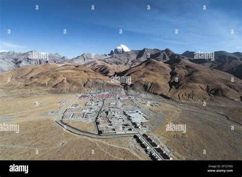 Aerial photo of Mount Kailash and its nearby towns Stock Photo - Alamy