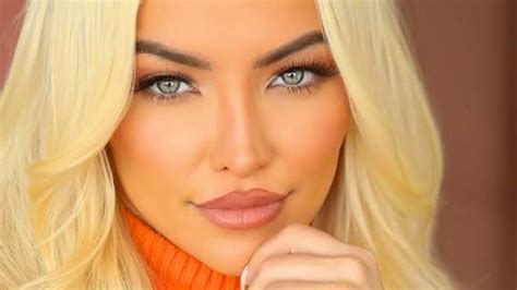 Lindsey Pelas Flaunts Her Famous Bikini Figure Youtube