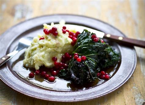 GOŁĄBKI W JARMUŻU Z TŁUCZONYMI ZIEMNIAKAMI I BORÓWKĄ BRUSZNICĄ FOOD