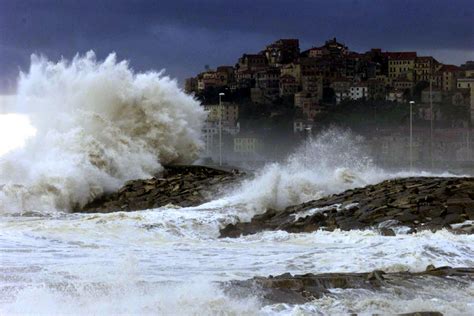 Pioggia vento e mareggiate è allerta rossa a La Spezia