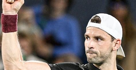 Dimitrov chora após derrota na final em Paris e é consolado por