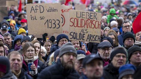 Zehntausende Demonstrieren In Oldenburg Und Hannover Gegen Rechts