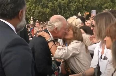 Mujer Rompi El Protocolo Y Le Dio Un Beso Al Rey Carlos Iii Video