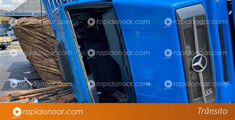 Caminh O Toneladas De Madeira Tomba Em Avenida De Piracicaba