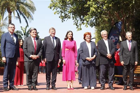 La reina Letizia marca abdominales con su vestido más moderno y