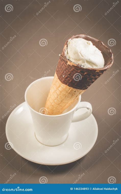 Gelado Na Em Um Gelado Branco Do Copo O Cone No Chocolate Na Em Um