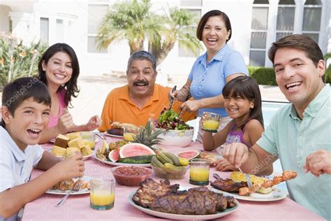 Familia Disfrutando De Un Asado Fotos De Stock Monkeybusiness