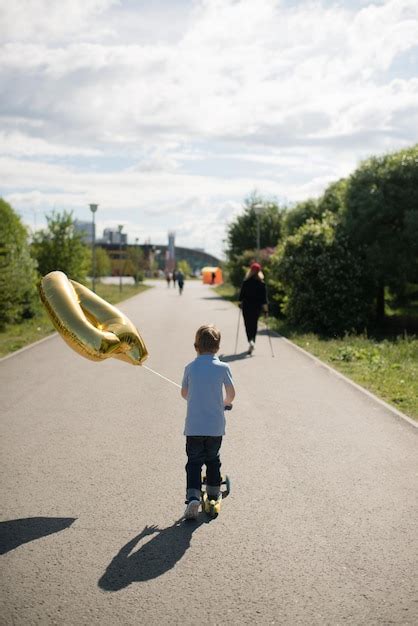 Um Passeio No Parque Em Seu Anivers Rio Um Menino Em Uma Scooter