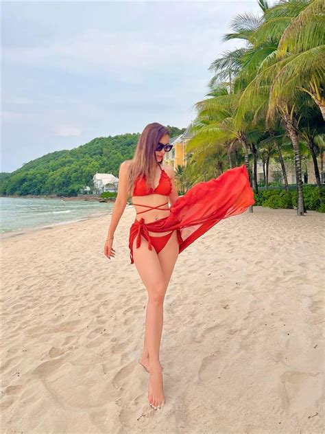 Phương Trinh Jolie mặc bikini siêu nhỏ lộ hình xăm thô tục vùng nhạy