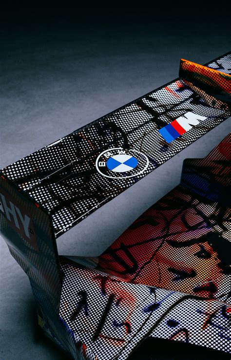 Après Calder et Warhol Julie Mehretu imagine la 20ème BMW Art Car