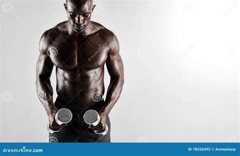 Homem Africano Muscular Que Exercita Pesos Foto De Stock Imagem