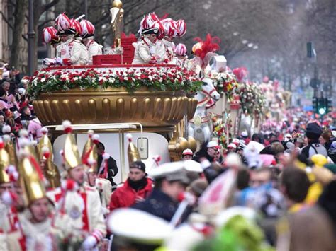 Rosenmontagszug In K Ln Alle Infos Zur Strecke Gruppen Und Mehr