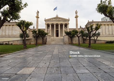 Bangunan Akademi Athena Kolom Marmer Dengan Patung Apollo Dan Athena