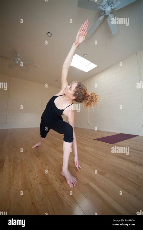 Pose De Triangulo Torcido Fotograf As E Im Genes De Alta Resoluci N Alamy