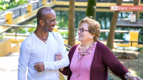 Compromisso e Dedicação na LifeStars Cuidadores Idosos e Adultos no