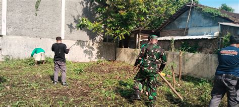 Peduli Kebersihan Lingkungan Babinsa Joyotakan Bersama Perangkat