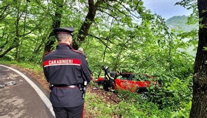 Cinque Ore Con L Auto In Bilico Sul Burrone Enne Salvato