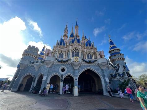 Cinderella's Castle is Decorated for Christmas! - MickeyBlog.com