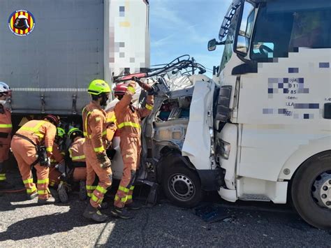 Ateses Dos Persones En Un Accident Entre Dos Camions I Un Cotxe A Aldaia