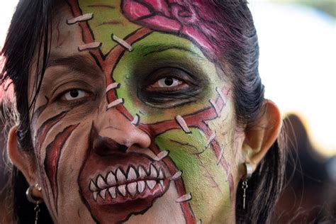 Así Invadió La “marcha Zombie” El Zócalo De La Cdmx Infobae