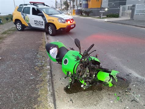 Motociclista Colide Dois Carros Estacionados E Morre Durante