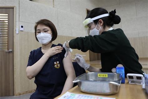 코로나19 백신 접종 받는 간호장교 네이트 뉴스