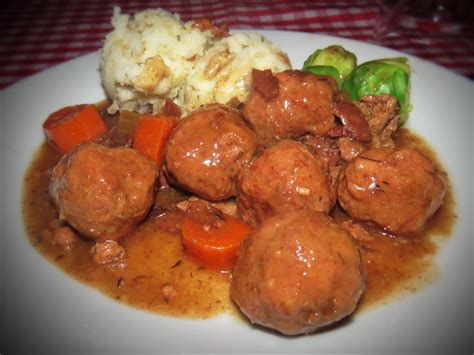 Ragoût de boulettes et sauce au smoked meat à la mijoteuse