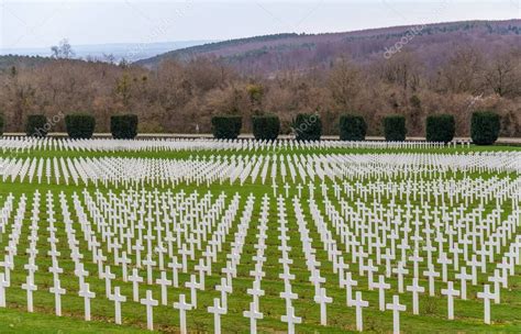 Paisaje Que Incluye Montones De Roods Alrededor Del Osario De Douaumont