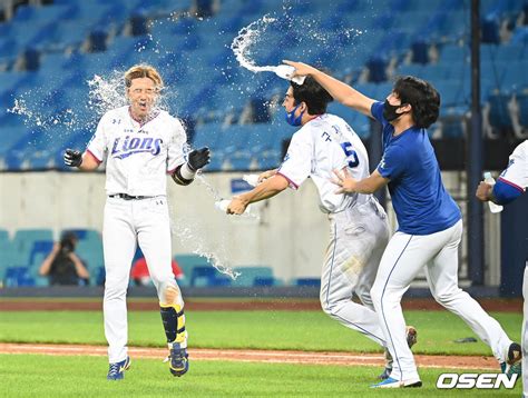 사진 끝내기 희생플라이 김상수물 맞아도 행복해