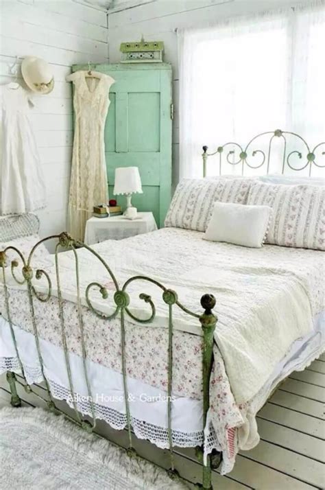 21 Beautiful Vintage Bedroom Decor Ideas And Designs For 2024