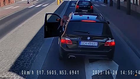 Chamstwo na drodze w centrum Chojnic Pojedynek na pięści kierowcy BMW