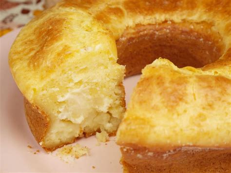 Bolo pão de queijo fácil de fazer e perfeito para o lanche da tarde